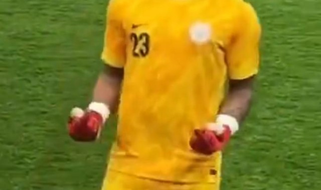 华体会体育官网-比赛中毛巾多次被摩洛哥球童偷拿走，尼日利亚国门愤而竖中指